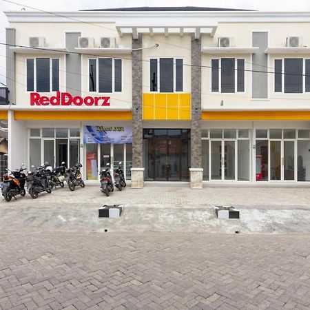 Отель Reddoorz Syariah @ Kebraon Сурабая Экстерьер фото