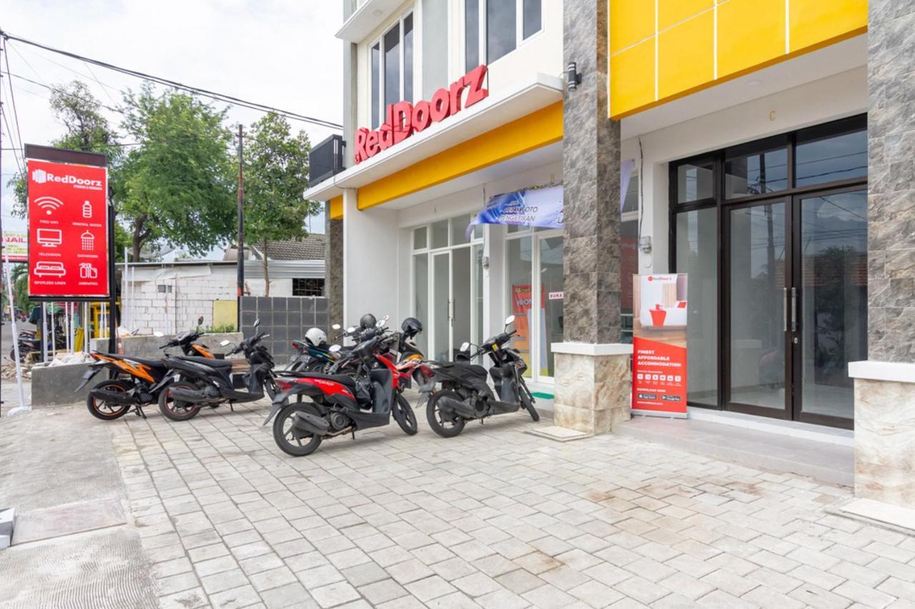 Отель Reddoorz Syariah @ Kebraon Сурабая Экстерьер фото