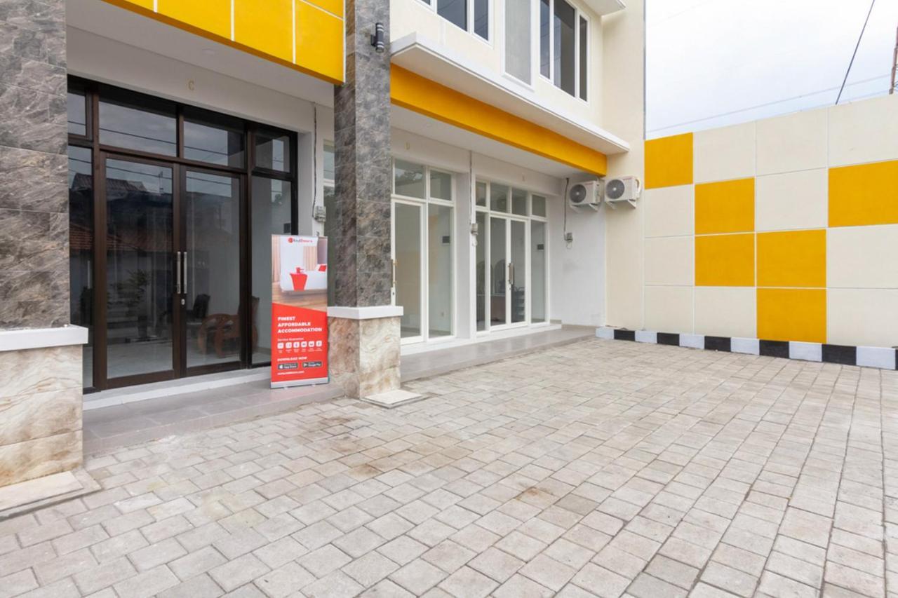 Отель Reddoorz Syariah @ Kebraon Сурабая Экстерьер фото